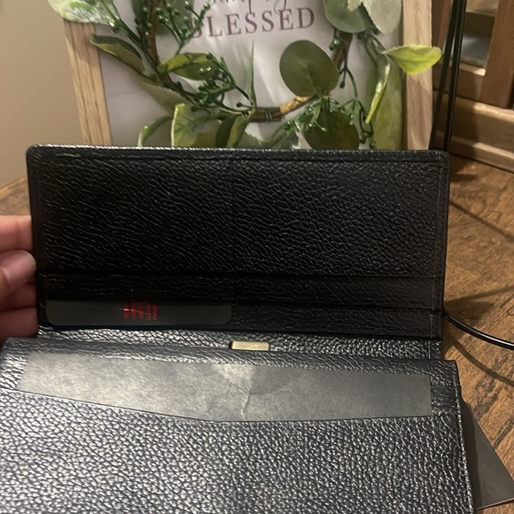 Junko wallet 

Elegant Black Leather - Picture 7 of 7